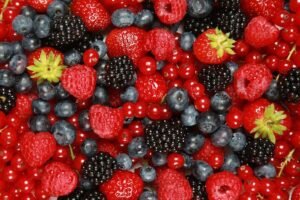 Baies d'été variées comme les framboises