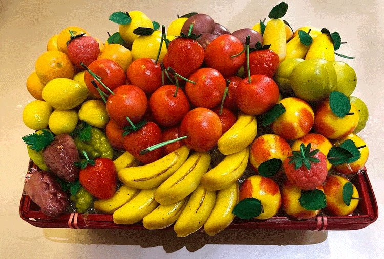 assortiment coloré de fruits d'été frais incluant des fraises