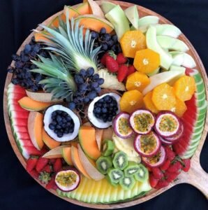Assortiment coloré de fruits d'été frais comprenant des baies