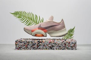 Sneakers ecoresponsables en matieres recyclees sur fond naturel
