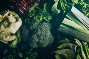 Potager en hiver avec variété de légumes comme choux
