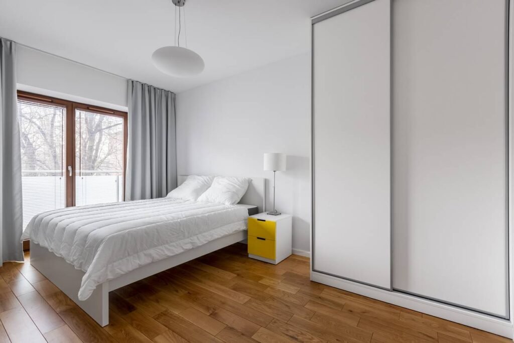 aménagement petite chambre, placard coulissant