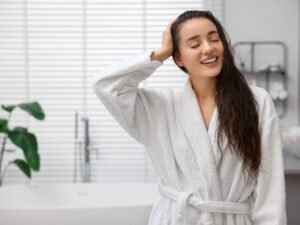 femme avec un peignoir de bain