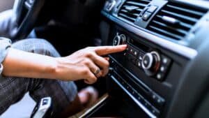 fin de la radio dans les voitures une mauvaise nouvelle pour les automobilistes français, justifiée par « une conduite plus sûre »