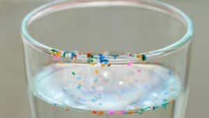 ni filtre ni charbon cette astuce simple élimine facilement les microplastiques de l’eau du robinet