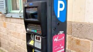 nouvelle arnaque massive à l’horodateur elle vide le compte bancaire, ces villes sont déjà touchées
