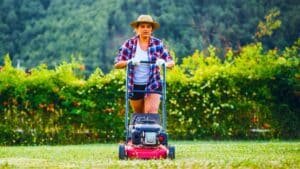 pour avoir une pelouse parfaite, voici la fréquence de tonte idéale selon les experts