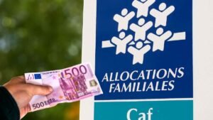 caf bonne nouvelle un virement de 500e arrive sur le compte en banque de ces francais avant les vacances dete
