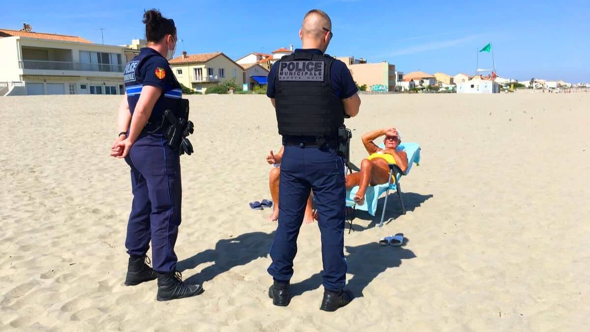 cette station balnéaire adorée des français punit les touristes qui tombent la chemise