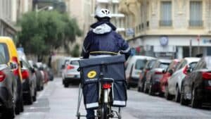 je suis facteur à la poste et voici combien je gagne tous mois