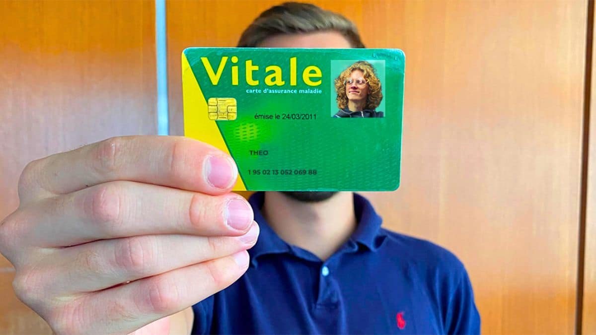 je suis parti de france mais j'ai quand même une carte vitale en payant 63 euros
