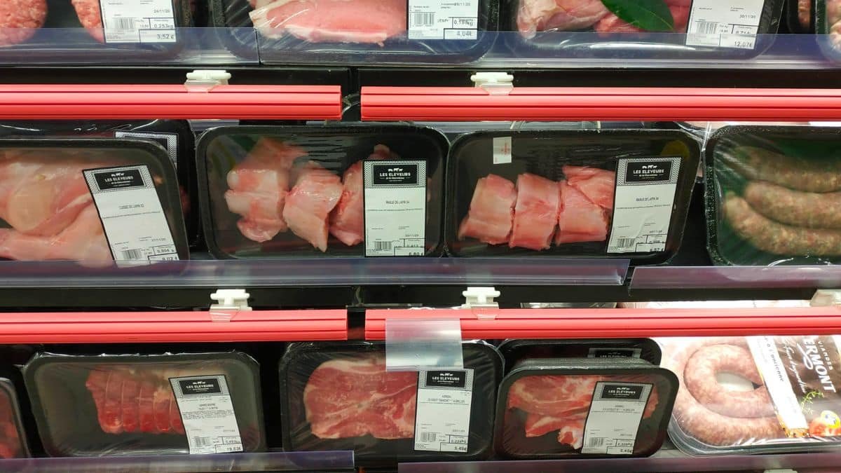 vous prévoyez un barbecue ces barquettes de viandes vendues en supermarché sont rappelées dans toute la france, il ne faut pas les consommer