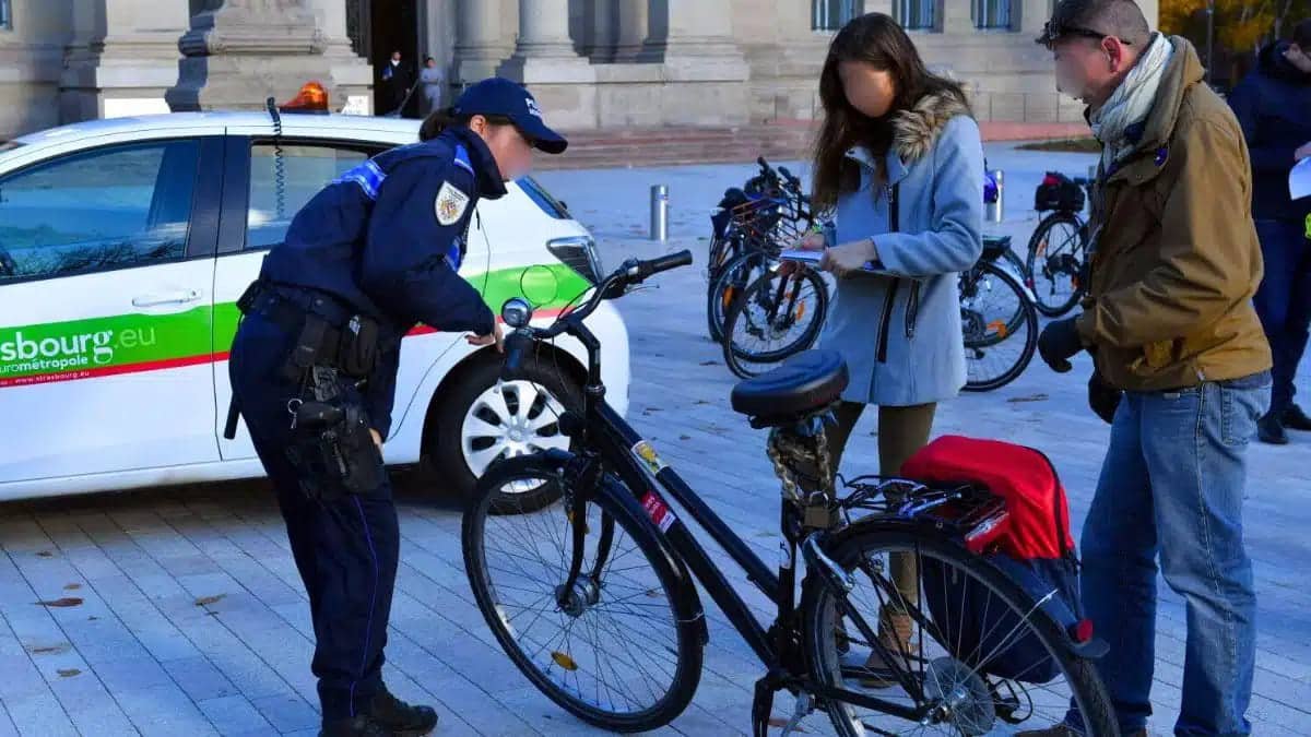 mauvaise nouvelle pour les cyclistes francais il est desormais interdit dutiliser cet accessoire sous peine dune amende salee.jpg 1