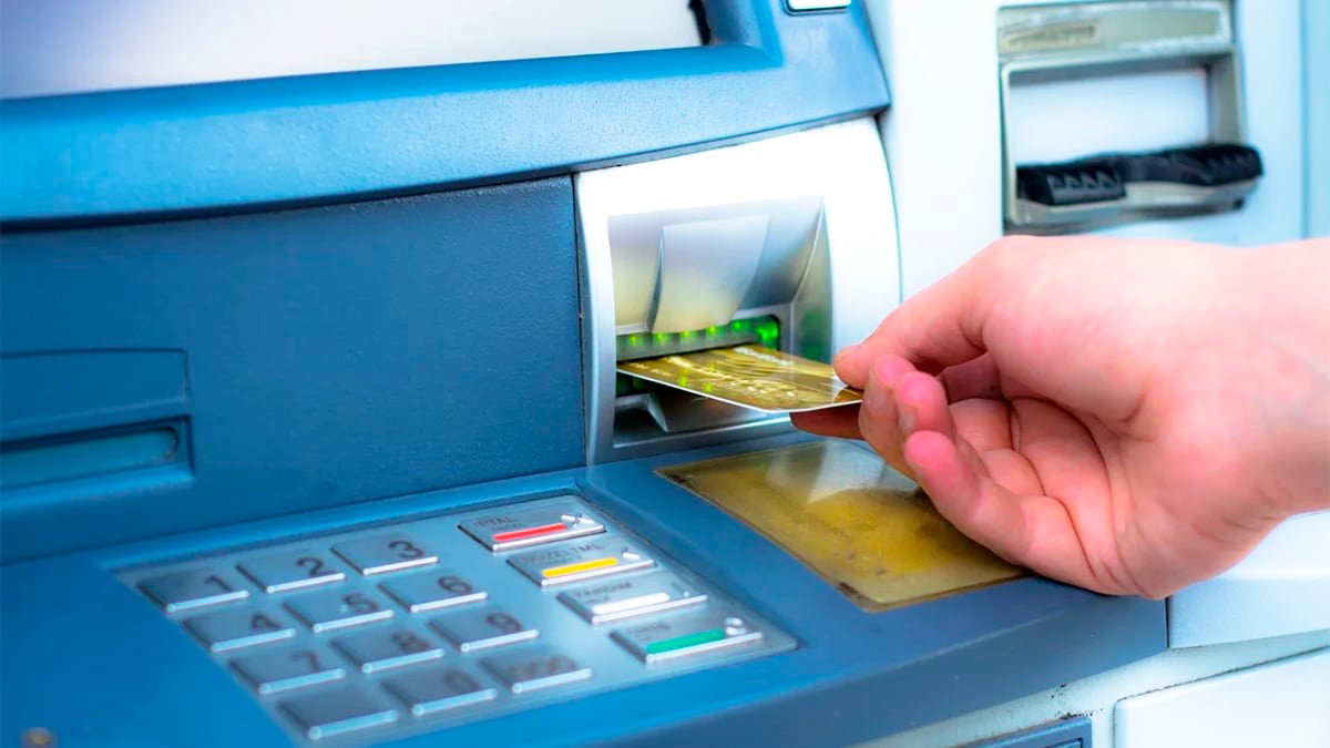 pour eviter larnaque voici le geste a faire avant dinserer votre carte bancaire dans le distributeur de billets
